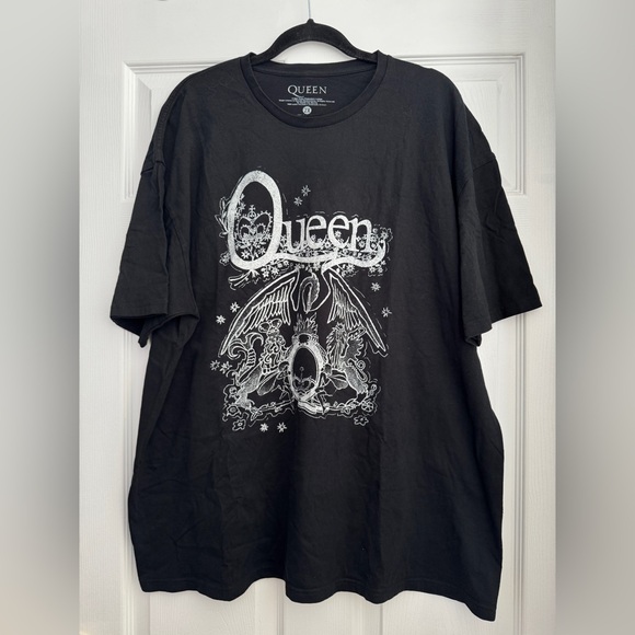 Queen Tops - Queen Black and White Graphic Tee, Size 2X